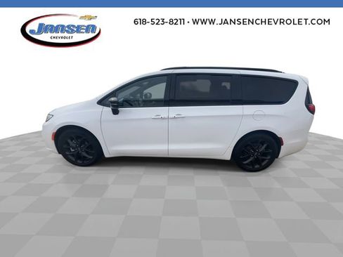 Used 2025 Chrysler Pacifica Limited image 5