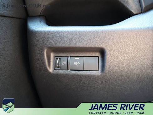 Used 2025 Toyota RAV4 XLE AWD/4WD image 29