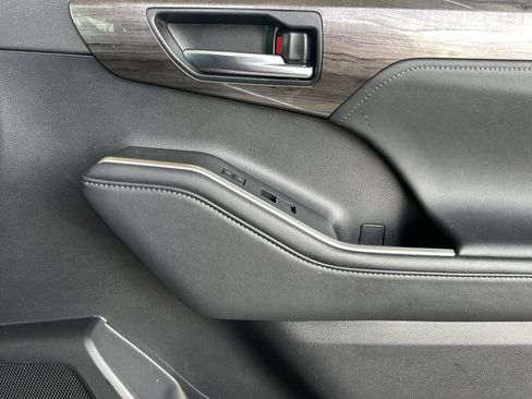 Used 2023 Toyota Highlander Limited image 22