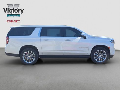 Used 2023 Chevrolet Suburban High Country AWD/4WD image 18