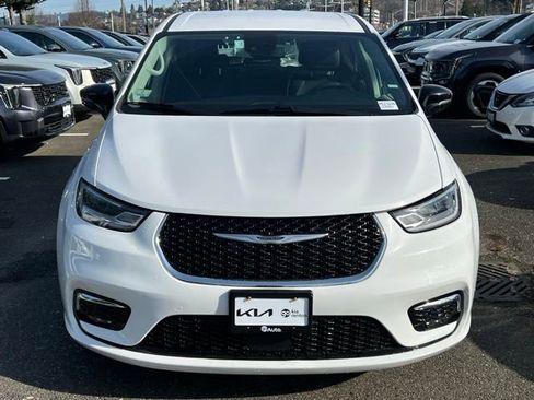 Used 2024 Chrysler Pacifica Select image 5
