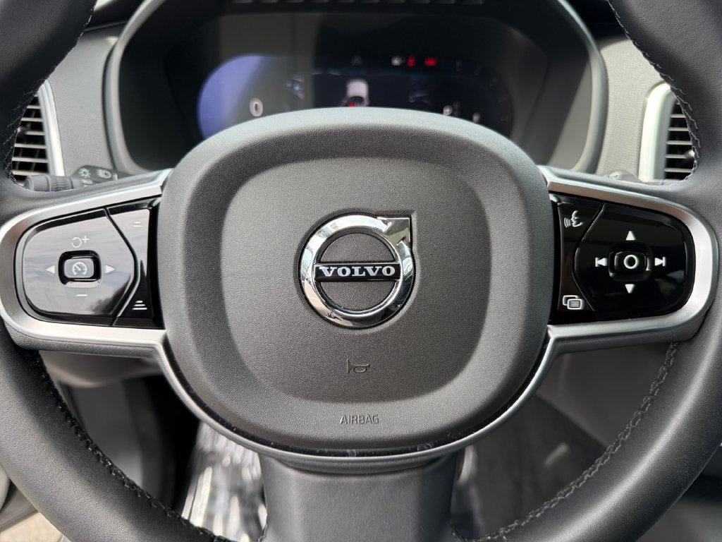 Used 2025 Volvo XC90 B5 Core AWD/4WD image 17