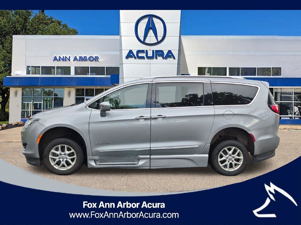 Used 2020 Chrysler Pacifica Touring-L FWD image 3
