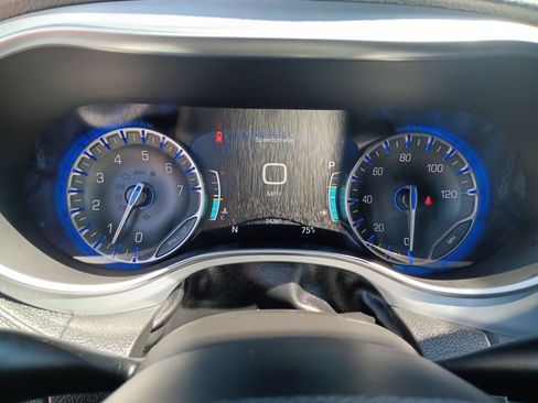 Used 2026 Chrysler Pacifica Limited FWD image 16