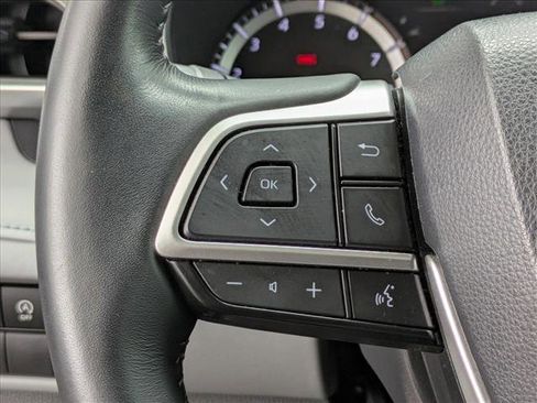 Used 2024 Toyota Highlander XLE FWD image 11