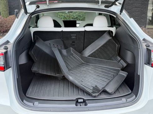 Used 2022 Tesla Model Y Long Range image 17