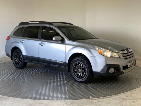 Used 2013 Subaru Outback 3.6R Limited w/ Moonroof Pkg image 6
