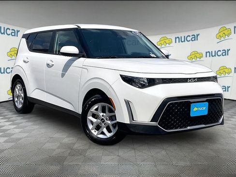 Used 2025 Kia Soul LX FWD image 1