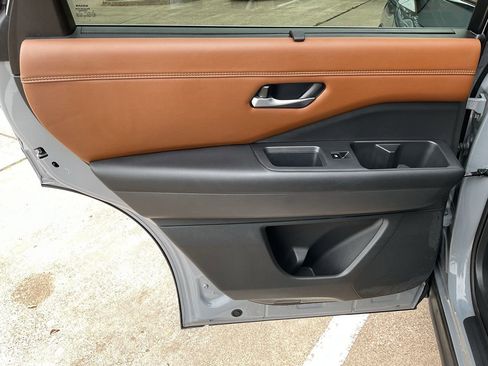 Used 2024 Nissan Pathfinder Platinum image 19