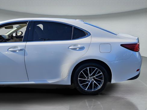 Used 2017 Lexus ES 350 w/ Luxury Package image 39