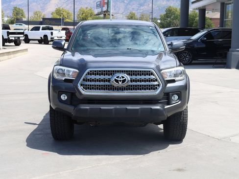 Used 2017 Toyota Tacoma TRD Off-Road AWD/4WD image 9