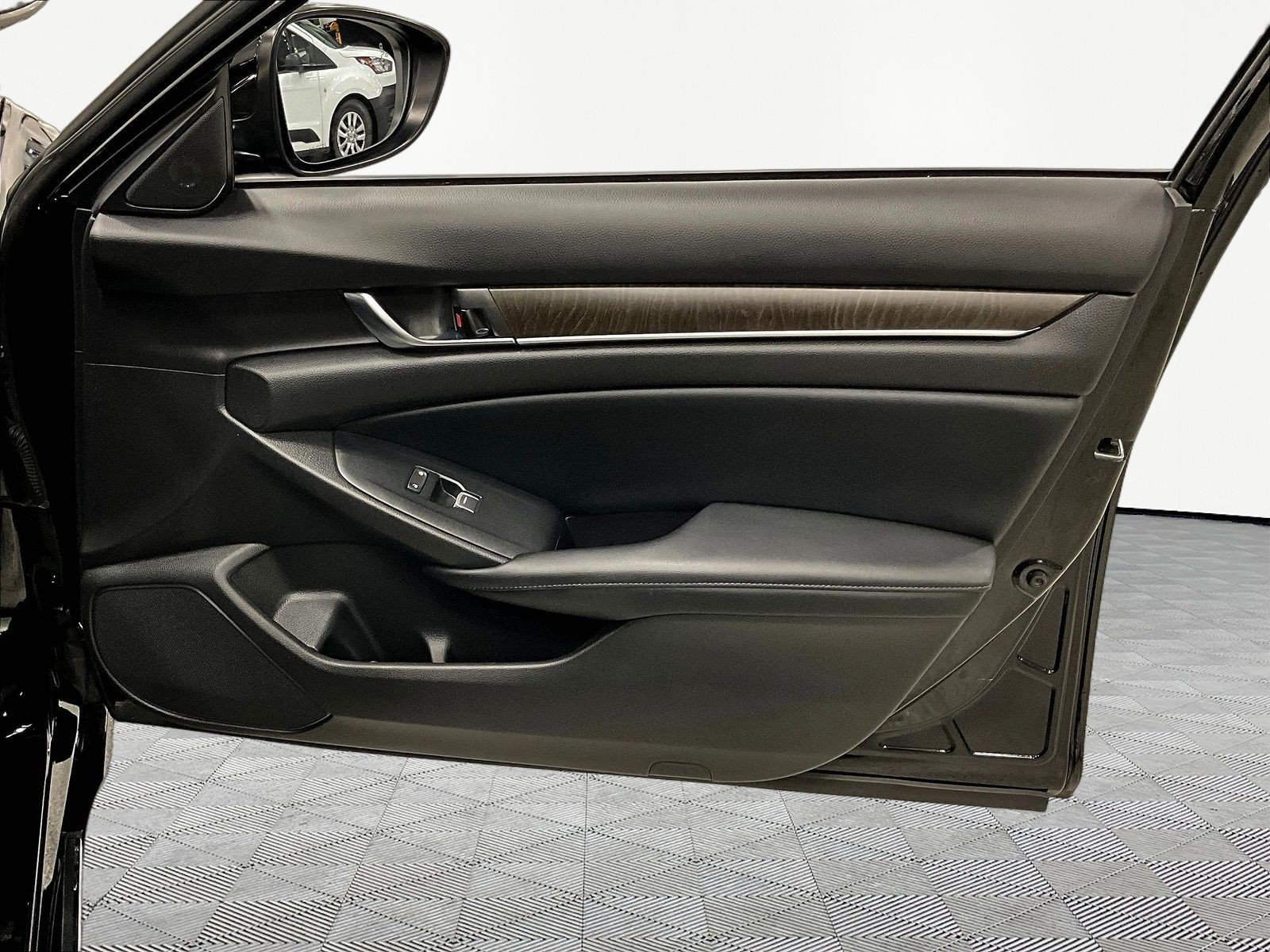 Used 2018 Honda Accord EX image 28