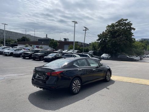 Used 2024 Nissan Altima 2.5 SV FWD image 8