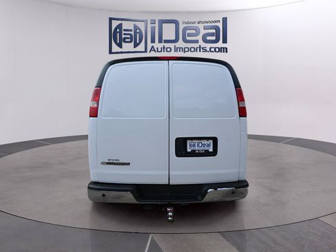 Used 2017 Chevrolet Express 3500 RWD image 4