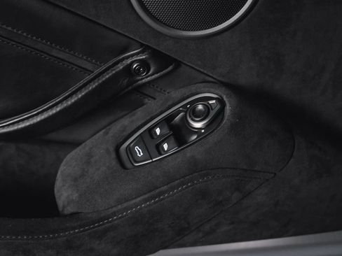 Used 2021 Aston Martin V8 Vantage Coupe image 34