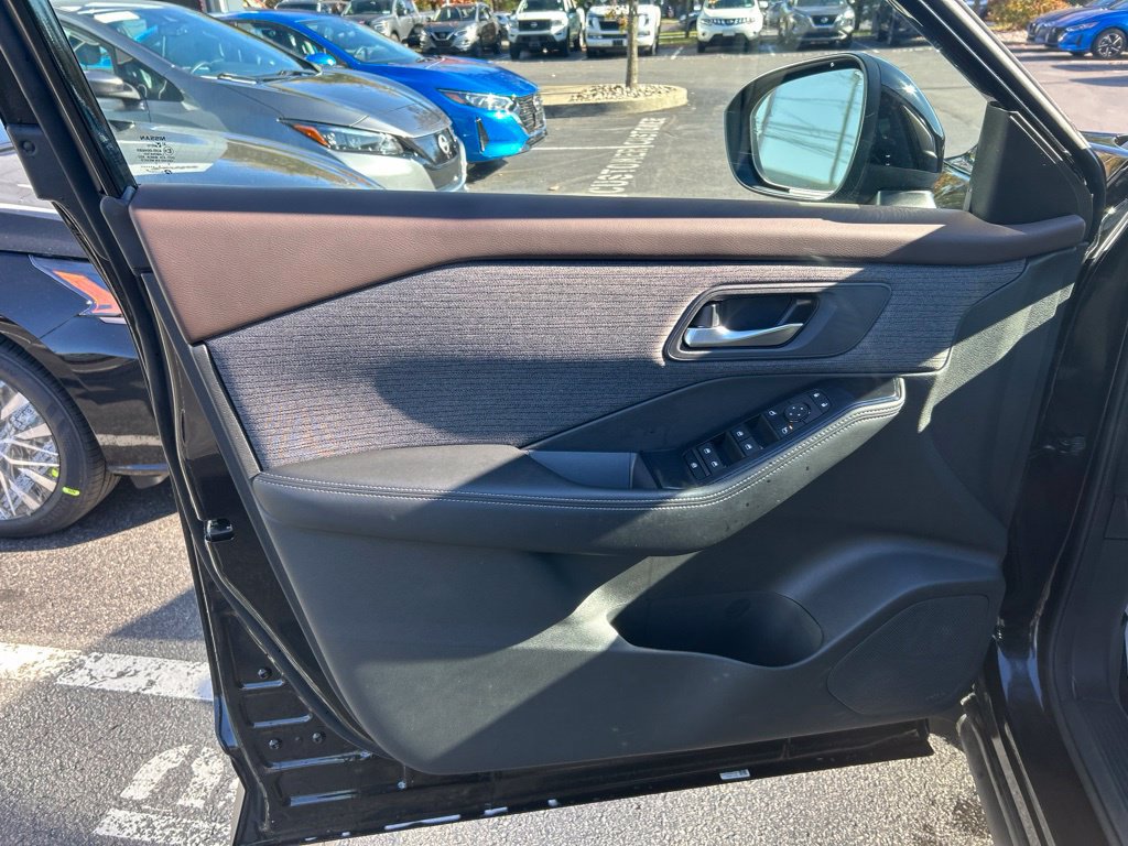 Used 2023 Nissan Rogue SV AWD/4WD image 11