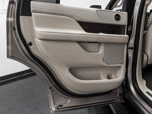 Used 2020 Lincoln Navigator 2WD image 42
