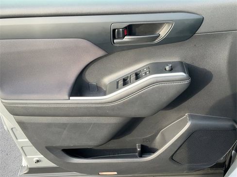 Used 2024 Toyota Highlander LE image 11