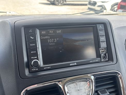 Used 2015 Chrysler Town & Country Touring image 30