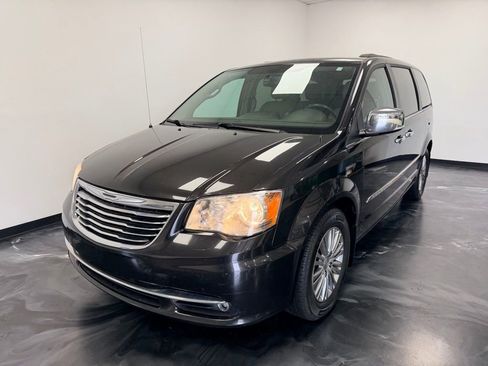 Used 2014 Chrysler Town & Country Touring-L w/ Driver Convenience Group FWD image 20