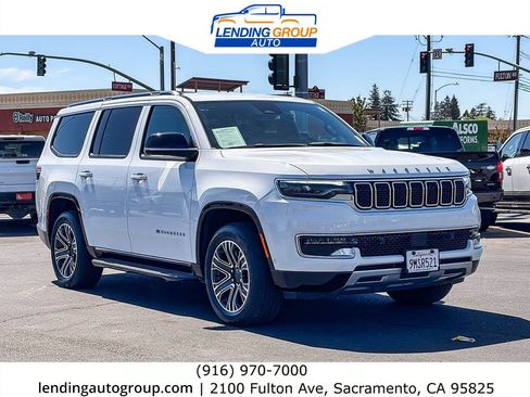 Used 2024 Jeep Wagoneer Series II w/ Flexible Seating Group RWD image 5