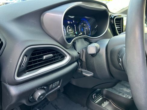 Used 2025 Chrysler Pacifica Select FWD image 27