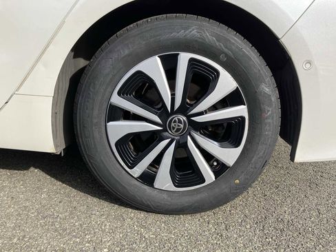 Used 2017 Toyota Prius Prime Plus image 5