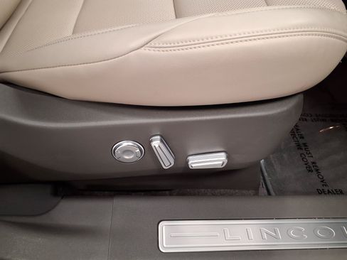 Used 2025 Lincoln Nautilus Premier AWD/4WD image 11