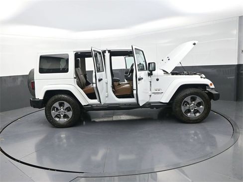 Used 2017 Jeep Wrangler Unlimited Sahara w/ Connectivity Group image 32