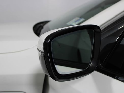 Used 2023 BMW 530e w/ M Sport Package image 28