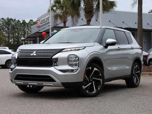 Used 2024 Mitsubishi Outlander SE Black Edition image 1