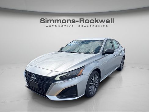 Used 2025 Nissan Altima 2.5 SV FWD image 7