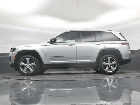 Used 2025 Jeep Grand Cherokee Limited w/ Black Appearance Package AWD/4WD image 56
