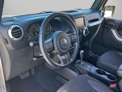 Used 2017 Jeep Wrangler Unlimited Sahara w/ Connectivity Group image 18