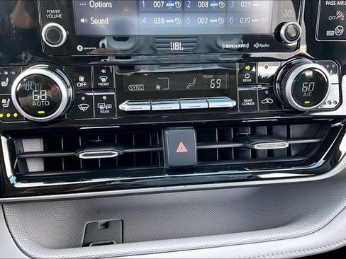 Used 2021 Toyota Highlander Limited image 15