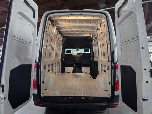 Used 2025 Mercedes-Benz Sprinter 2500 image 16