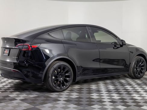 Used 2024 Tesla Model Y AWD image 8