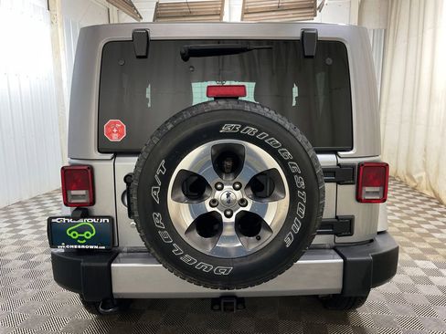 Used 2018 Jeep Wrangler Sahara w/ Connectivity Group AWD/4WD image 14