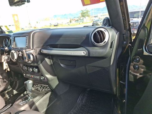 Used 2014 Jeep Wrangler Unlimited Rubicon w/ Connectivity Group image 23