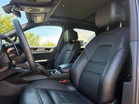 Used 2025 Porsche Cayenne S AWD/4WD image 5