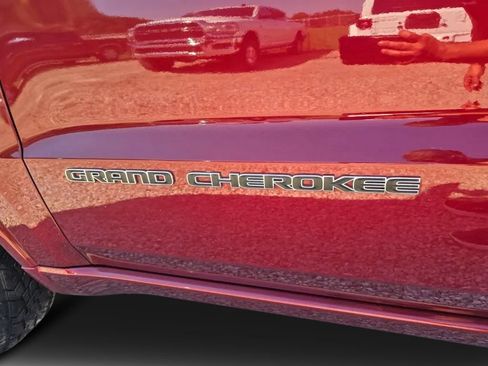 Used 2020 Jeep Grand Cherokee Overland AWD/4WD image 9