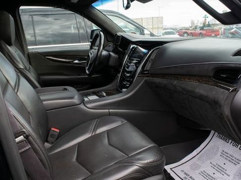 Used 2016 Cadillac Escalade Platinum image 29