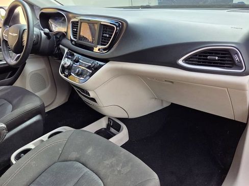 Used 2020 Chrysler Voyager LX FWD image 17