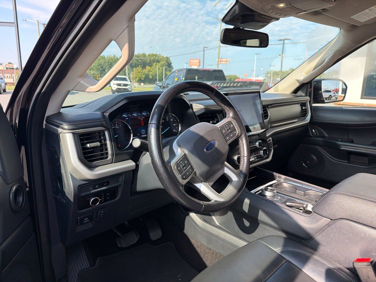 Used 2023 Ford Expedition Max XLT RWD image 3