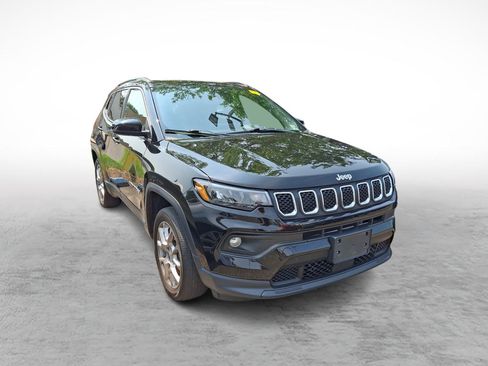 Used 2023 Jeep Compass Latitude w/ Sun and Sound Group AWD/4WD image 2
