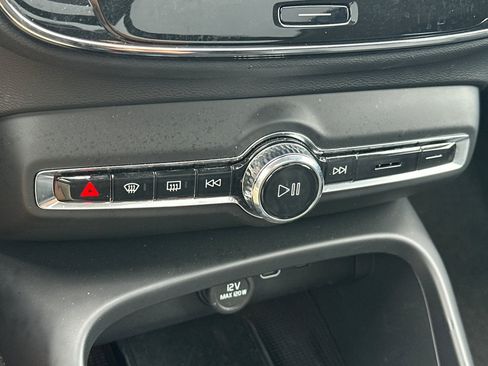 Certified 2025 Volvo XC40 B5 Plus AWD/4WD image 22