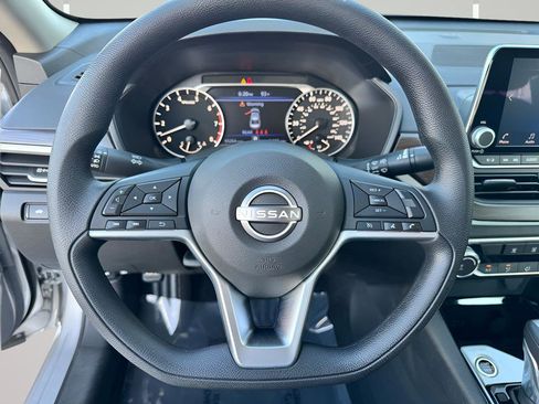 Used 2024 Nissan Altima 2.5 SV FWD image 29