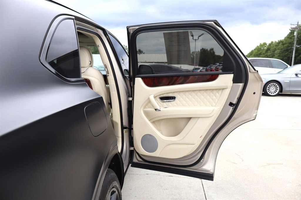 Used 2017 Bentley Bentayga AWD/4WD image 65
