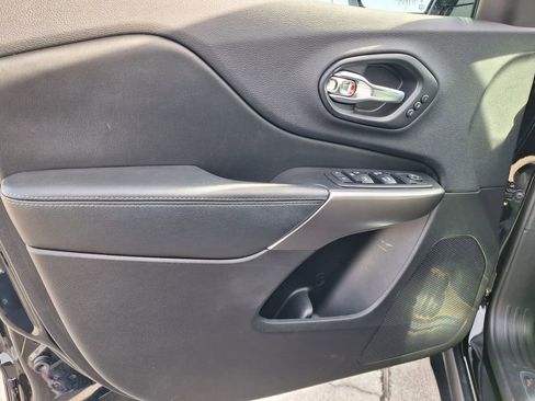 Used 2019 Jeep Cherokee Limited image 29