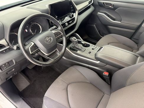 Used 2025 Toyota Highlander LE FWD image 4